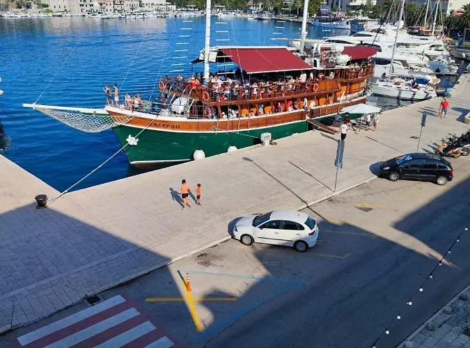 Port On Riva With Parking And Sea View Макарска