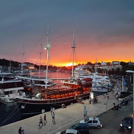 Port On Riva With Parking And Sea View * Makarska